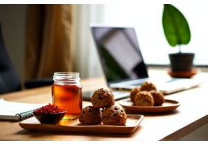 Office Friendly TCM Snacks to Combat Fatigue and Brain Fog